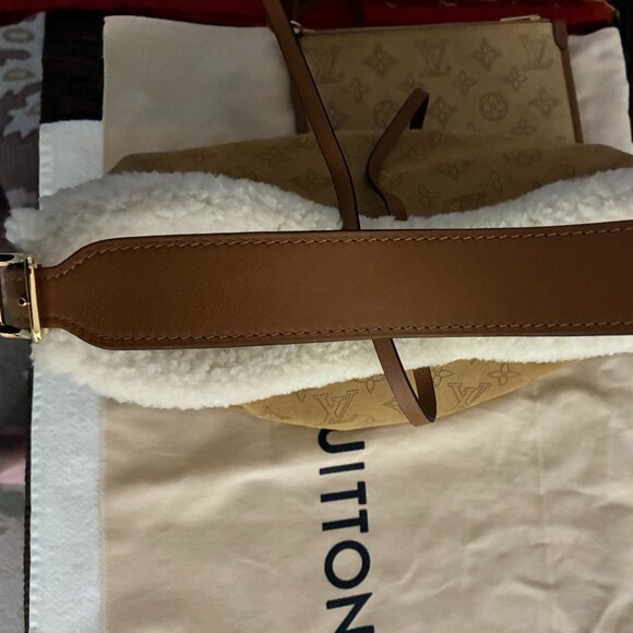 Louis Vuitton CarryAll PM in Mahina-AUTHENTIC - Picture 7 of 16